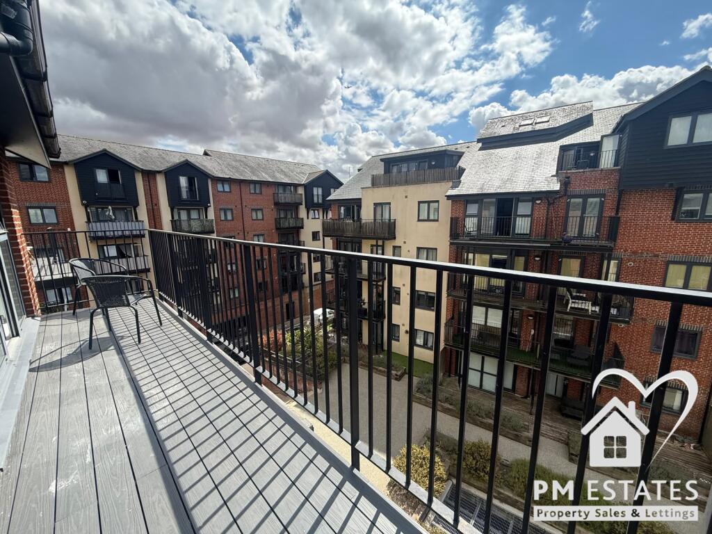 3 bed Duplex for rent in Thorley Street. From P M Estates - Bishop's Stortford