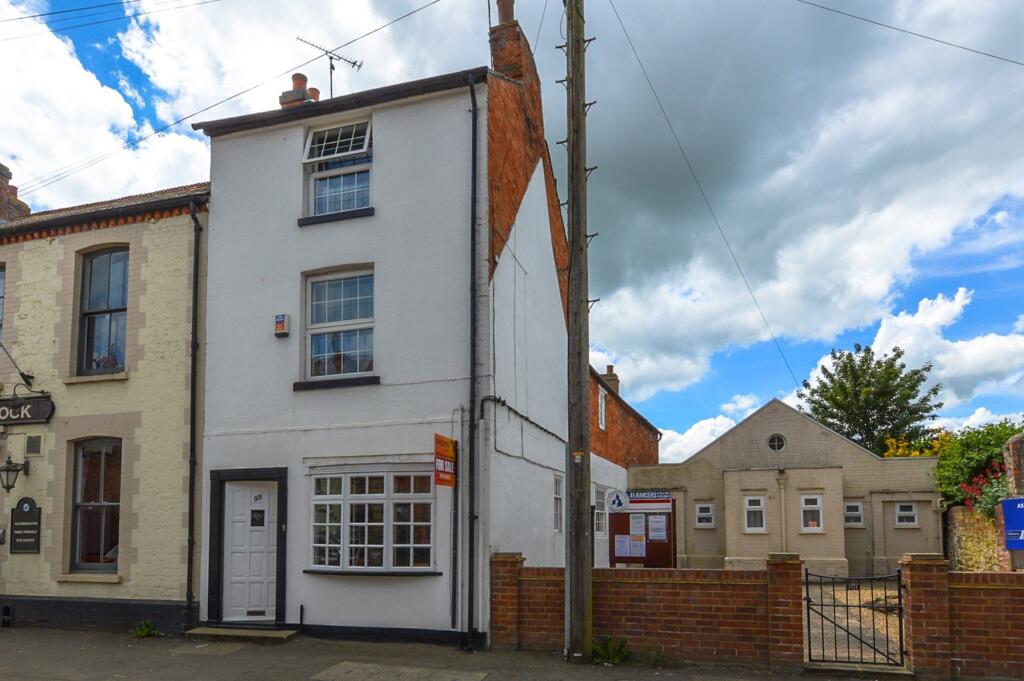 4 bed Mid Terraced House for rent in Towcester. From Towcester Homes - Towcester 4 bed Mid Terraced House for rent in Towcester. From Towcester Homes - Towcester