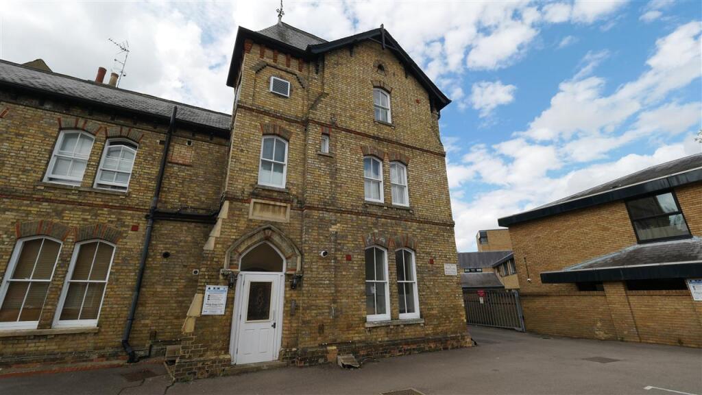 2 bed 1st Floor Flat for rent in Huntingdon. From Parker Properties - St Ives