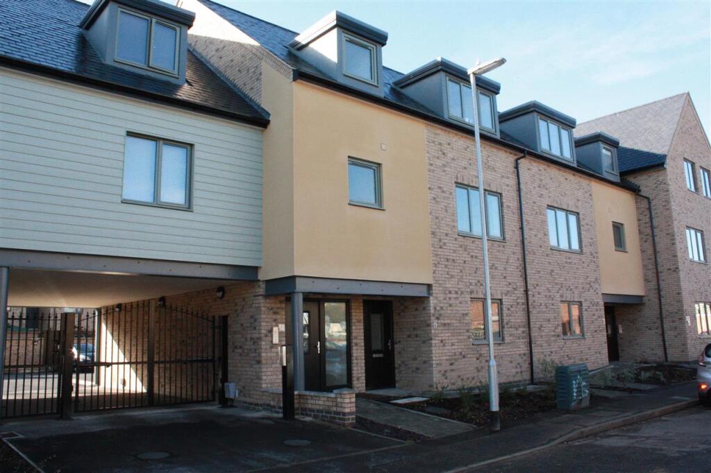 2 bed 1st Floor Flat for rent in St Ives. From Parker Properties - St Ives