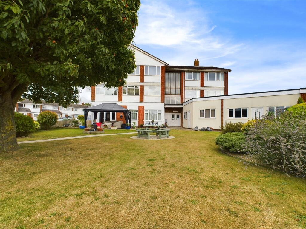3 bed Apartment for rent in Chinnor. From Parkers Estate Agents - Chinnor