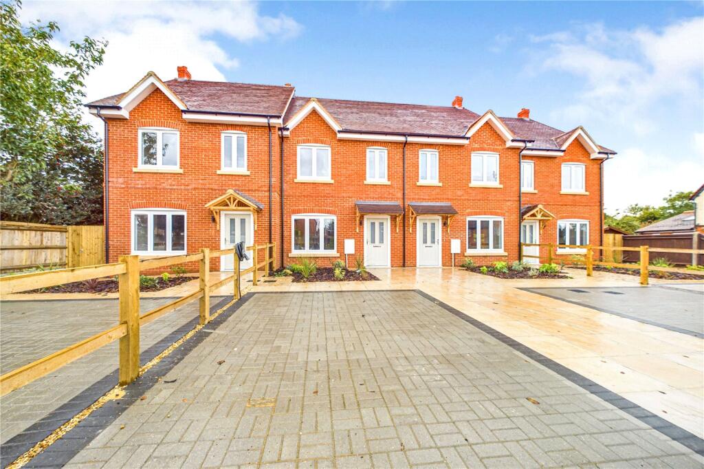 3 bed Mid Terraced House for rent in Pangbourne. From Parkers Estate Agents - Covering West Berkshire and Hampshire 3 bed Mid Terraced House for rent in Pangbourne. From Parkers Estate Agents - Covering West Berkshire and Hampshire