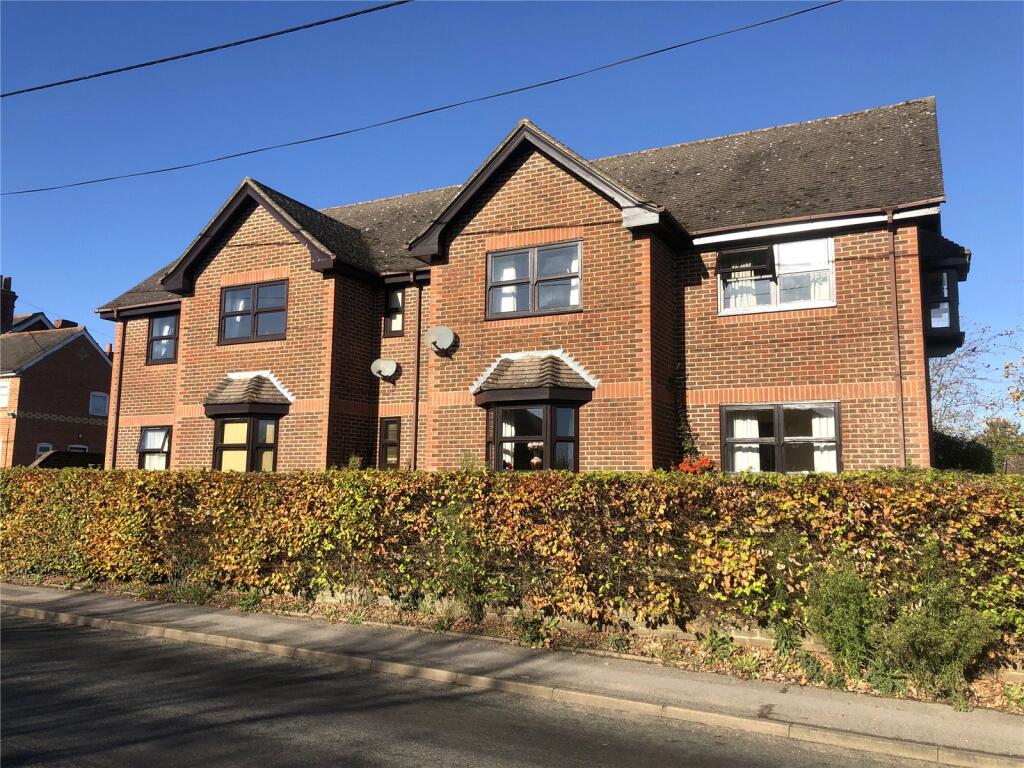 2 bed Apartment for rent in Southend. From Parkers Estate Agents - Covering West Berkshire and Hampshire