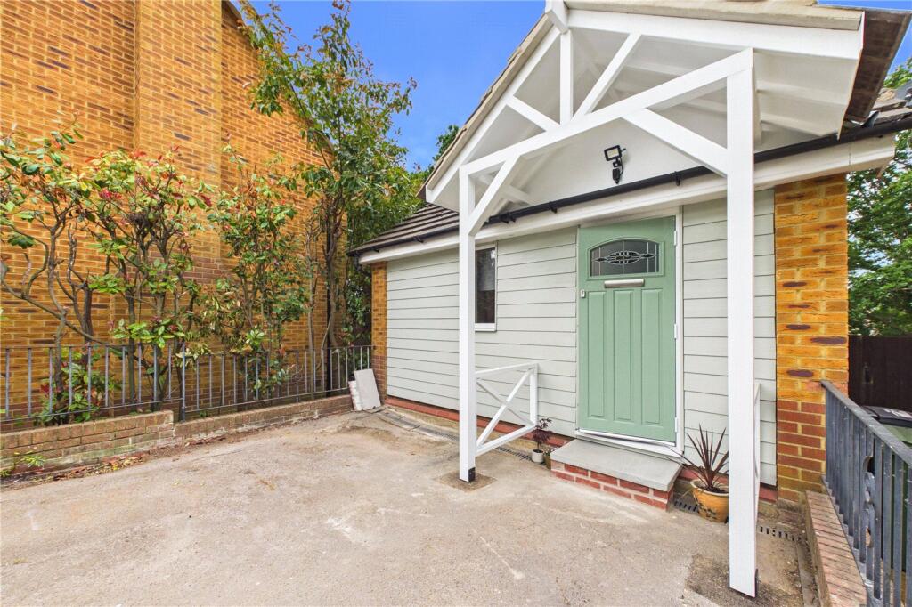 4 bed Studio for rent in Sulham. From Parkers Estate Agents - Covering West Berkshire and Hampshire