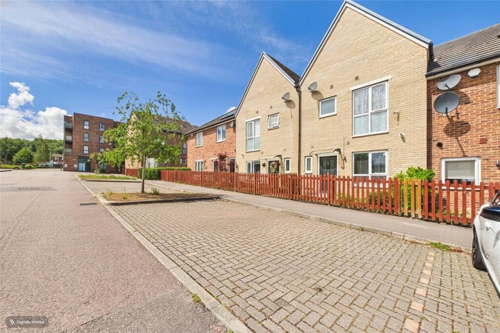 3 bed Mid Terraced House for rent in Burghfield. From Parkers Estate Agents - Covering West Berkshire and Hampshire