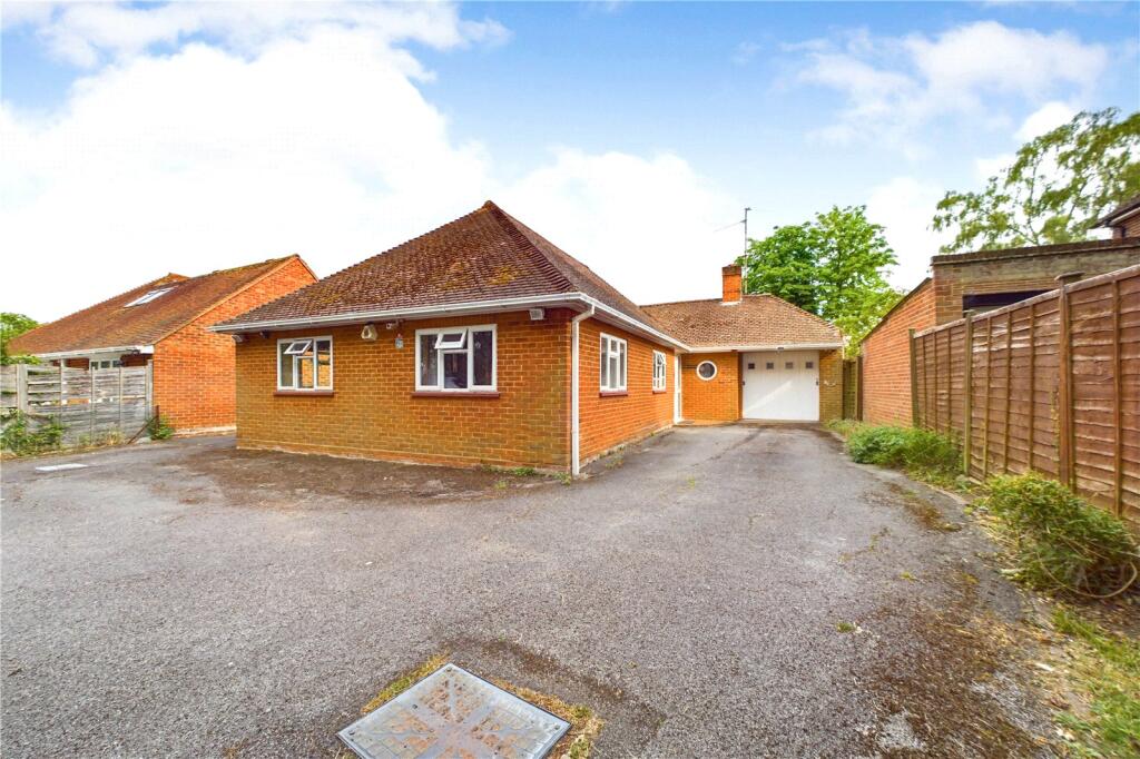 3 bed Bungalow for rent in Burghfield. From Parkers Estate Agents - Covering West Berkshire and Hampshire