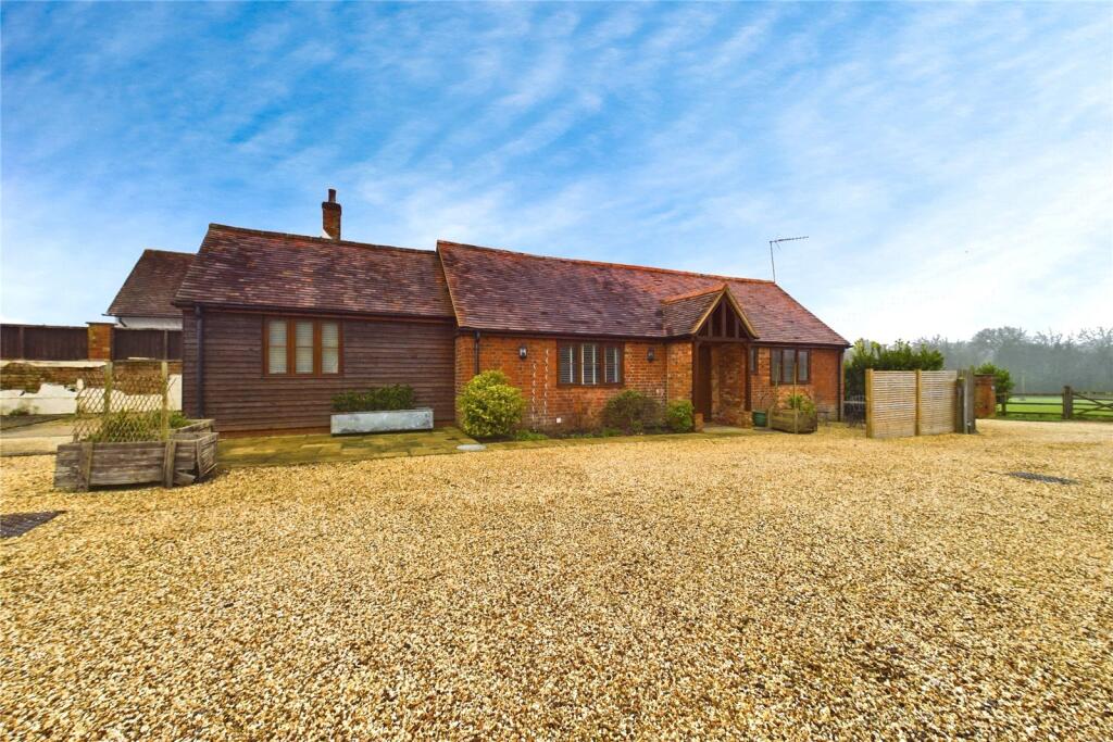 2 bed Bungalow for rent in Burghfield Common. From Parkers Estate Agents - Covering West Berkshire and Hampshire