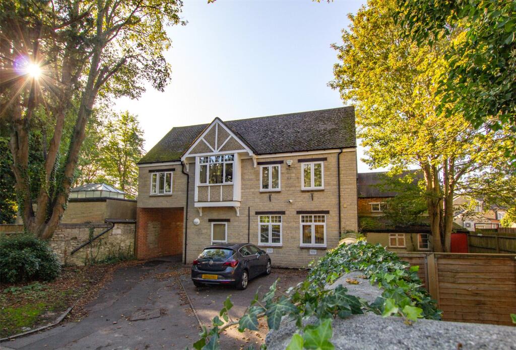 4 bed Studio for rent in Witney. From Parkers Estate Agents - Witney 4 bed Studio for rent in Witney. From Parkers Estate Agents - Witney