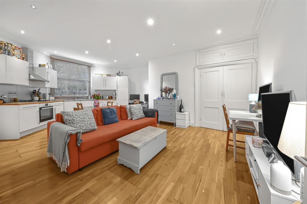 1 bed 1st Floor Flat for rent in Hampstead. From Parkheath - Belsize Park