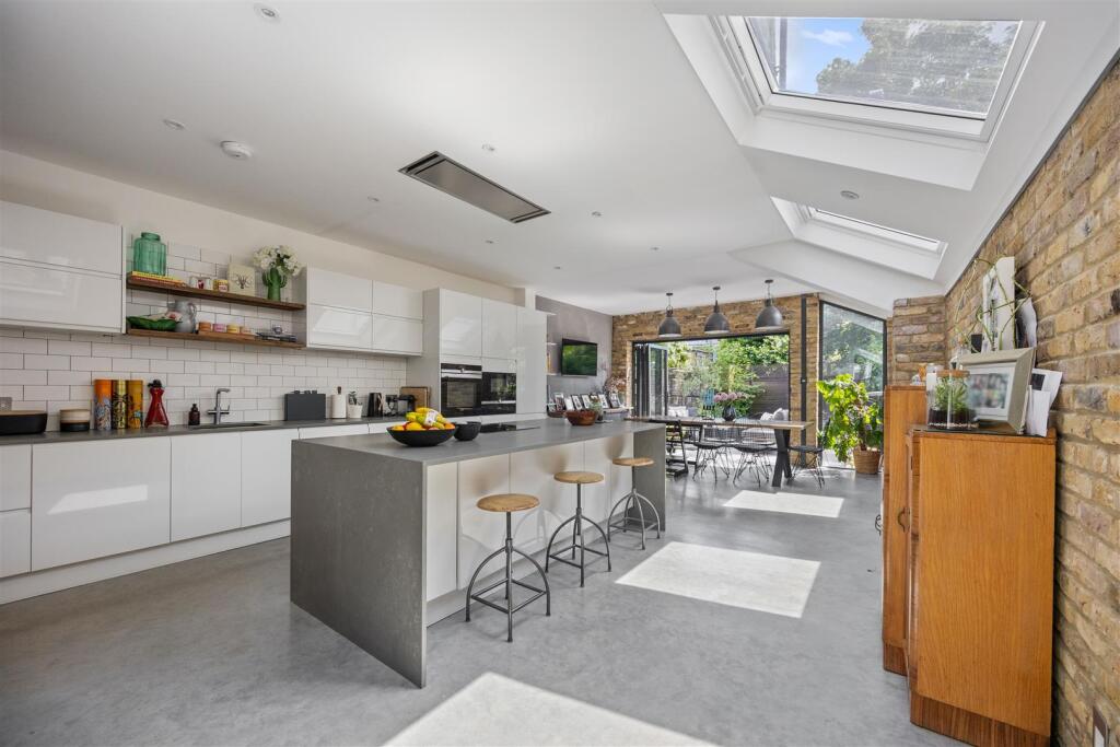 5 bed Mid Terraced House for rent in Willesden. From Parkheath - West Hampstead 5 bed Mid Terraced House for rent in Willesden. From Parkheath - West Hampstead