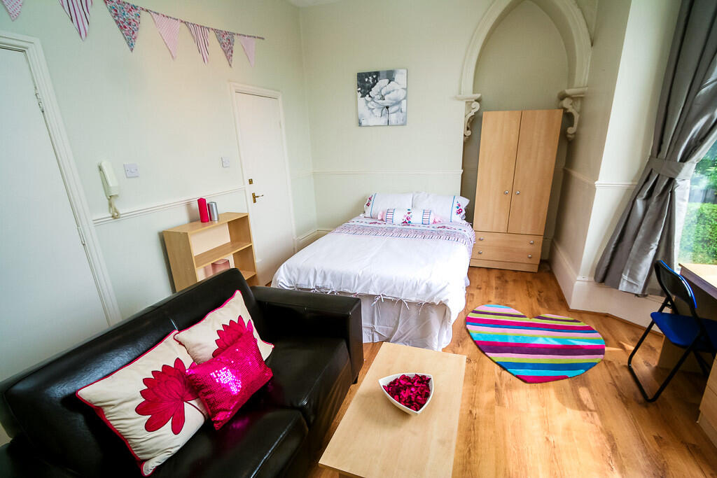 1 bed Detached for rent in Leeds. From Parklane - Headingley