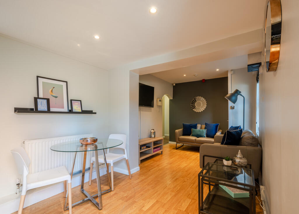 4 bed 1st Floor Flat for rent in Leeds. From Parklane - Headingley