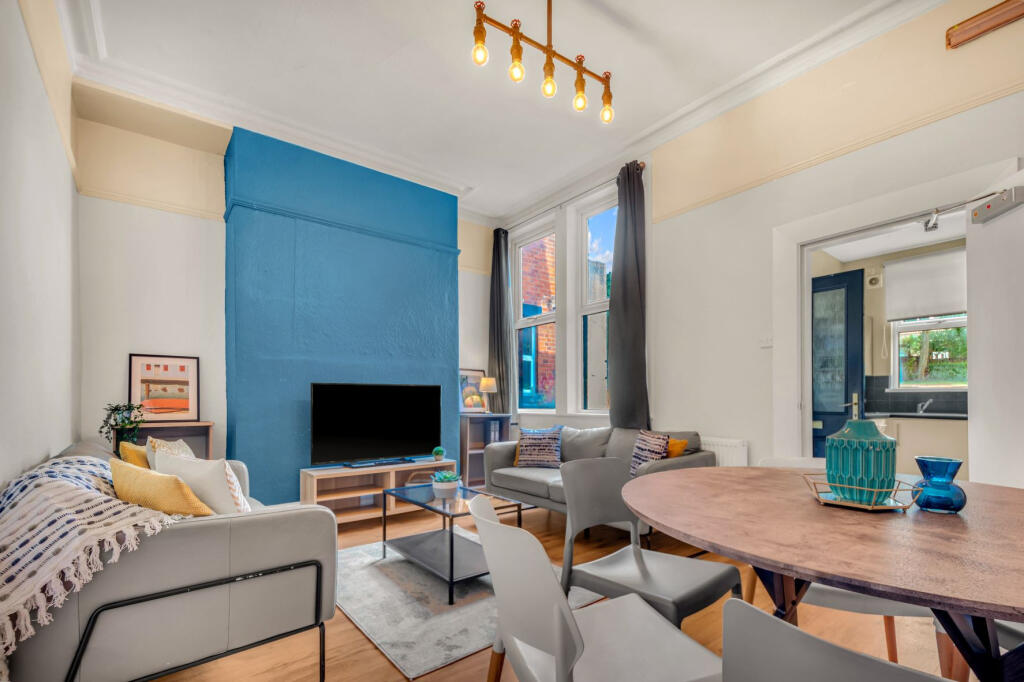 6 bed 1st Floor Flat for rent in Leeds. From Parklane - Headingley 6 bed 1st Floor Flat for rent in Leeds. From Parklane - Headingley