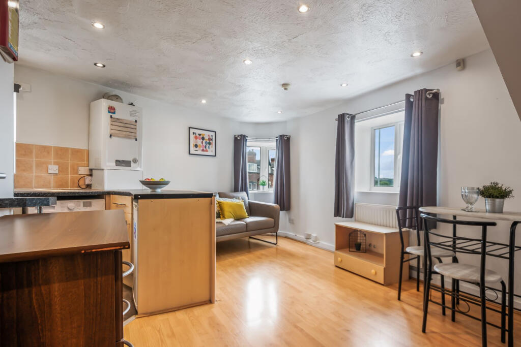 2 bed 1st Floor Flat for rent in Leeds. From Parklane - Headingley