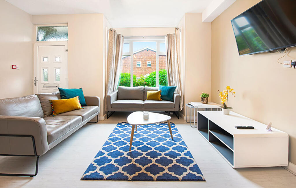 8 bed Detached for rent in Leeds. From Parklane - Headingley 8 bed Detached for rent in Leeds. From Parklane - Headingley