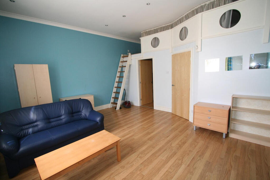 1 bed Detached for rent in Leeds. From Parklane - Headingley