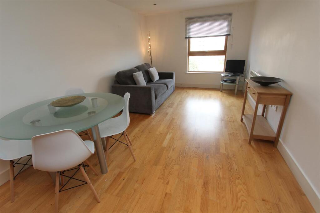 2 bed 1st Floor Flat for rent in Leeds. From Parklane - Leeds