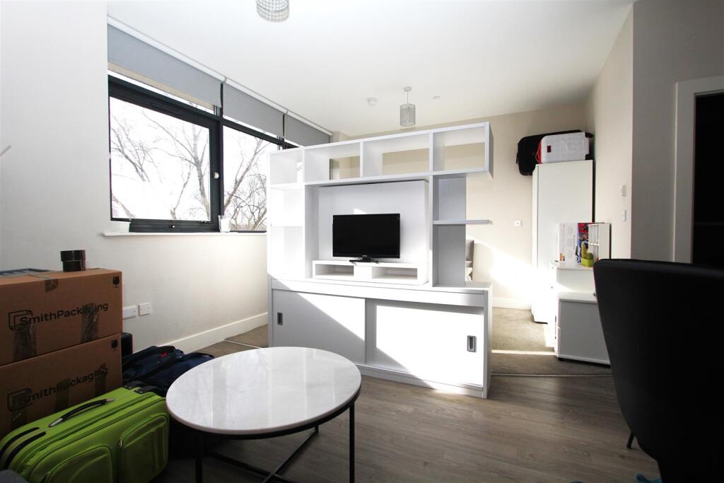 4 bed Studio for rent in Calverley. From Parklane - Leeds