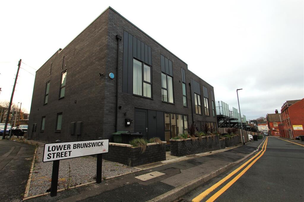 2 bed Town House for rent in Leeds. From Parklane - Leeds
