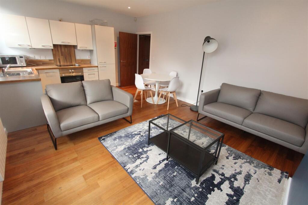 2 bed 1st Floor Flat for rent in Shadwell. From Parklane - Leeds