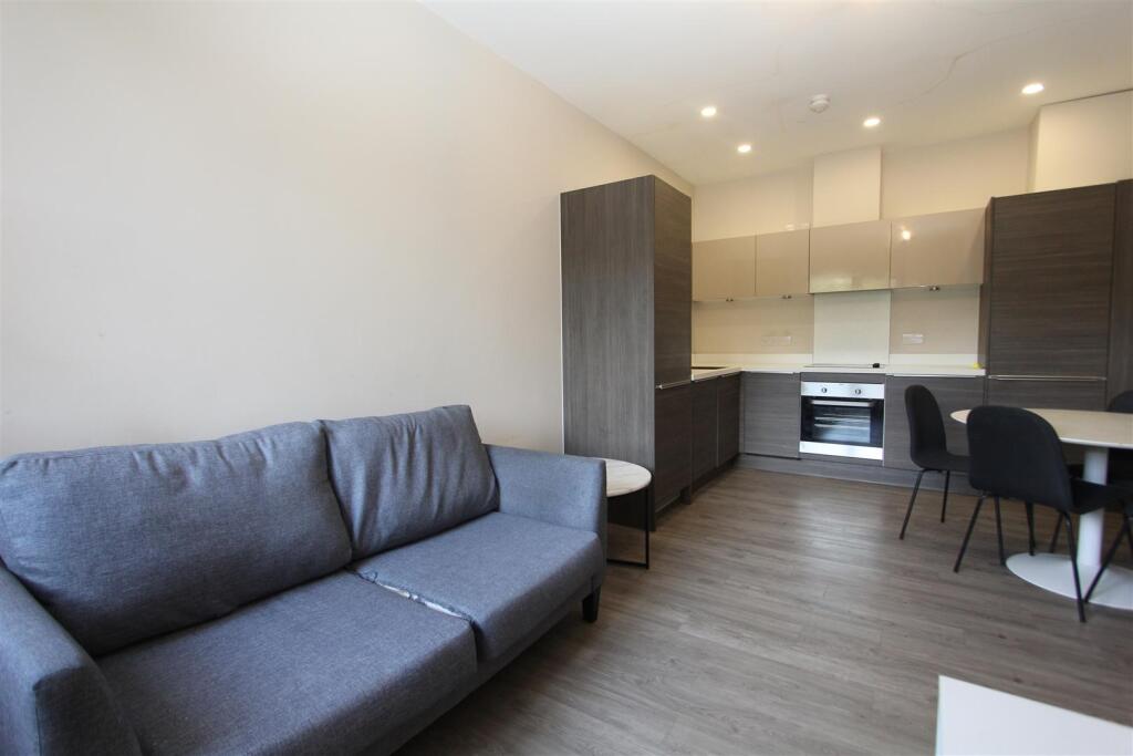 4 bed Studio for rent in Pudsey. From Parklane - Leeds