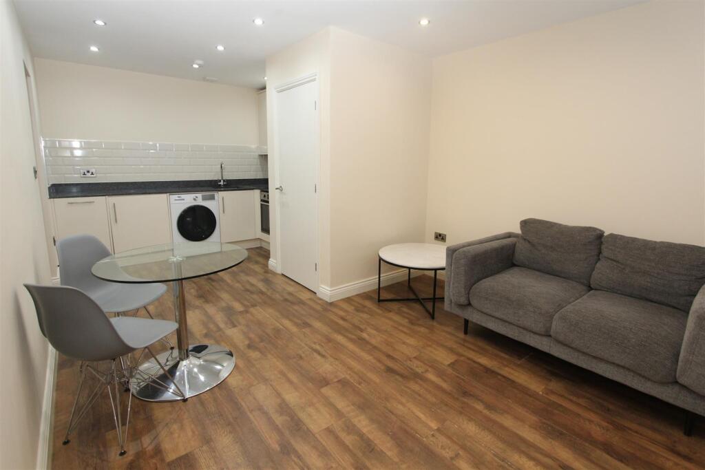 1 bed 1st Floor Flat for rent in Leeds. From Parklane - Leeds
