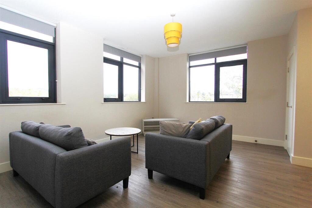 4 bed Studio for rent in Pudsey. From Parklane - Leeds