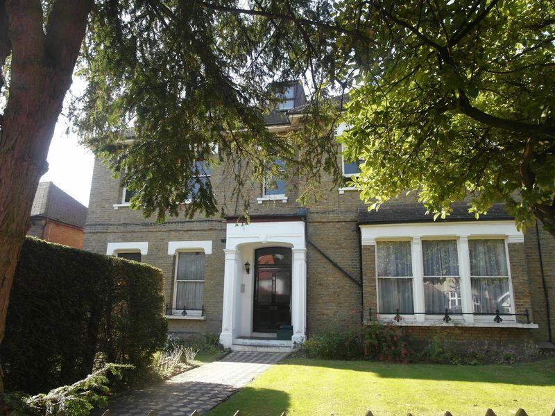 2 bed 1st Floor Flat for rent in Surbiton. From Parry & Drewett - Surrey