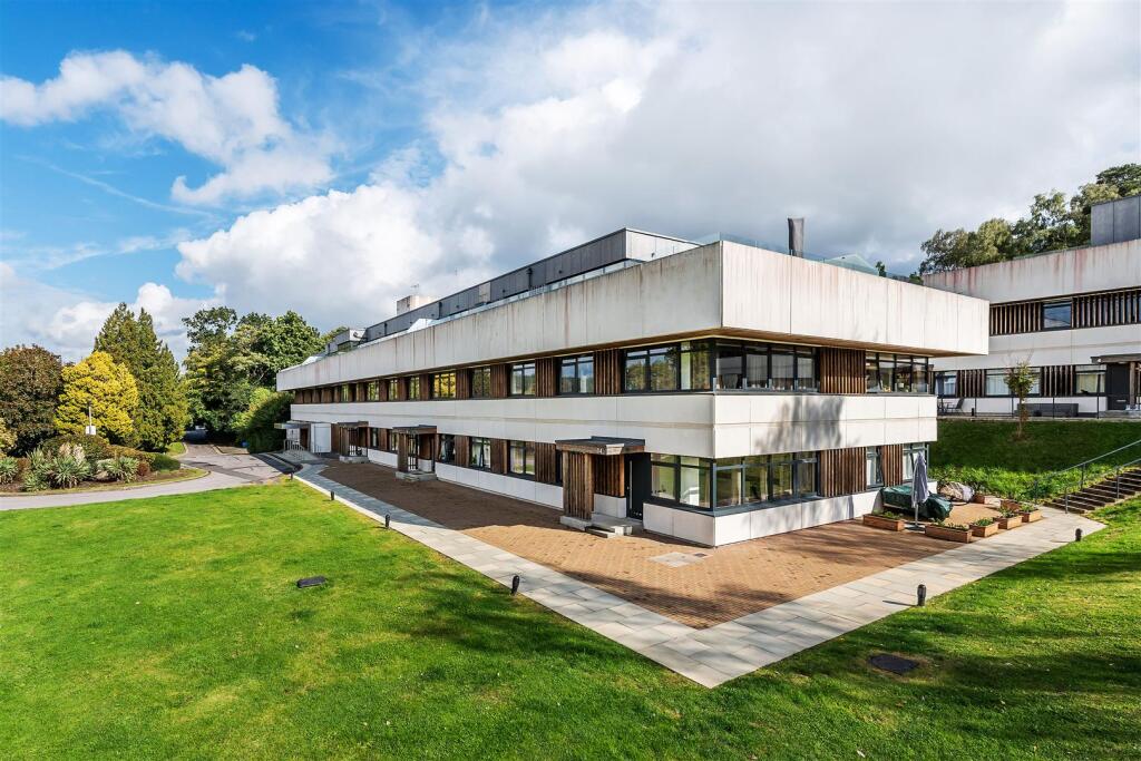 2 bed Apartment for rent in Westhumble. From Patrick Gardner - Dorking