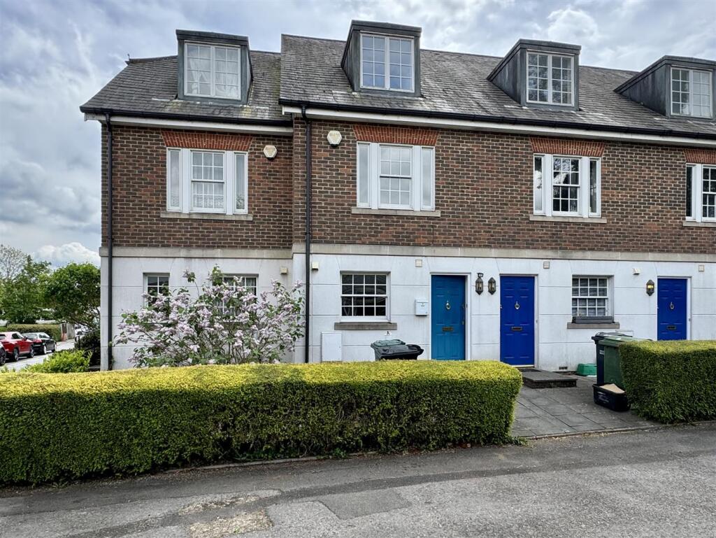 3 bed Detached for rent in Merstham. From Patrick Gardner - Dorking