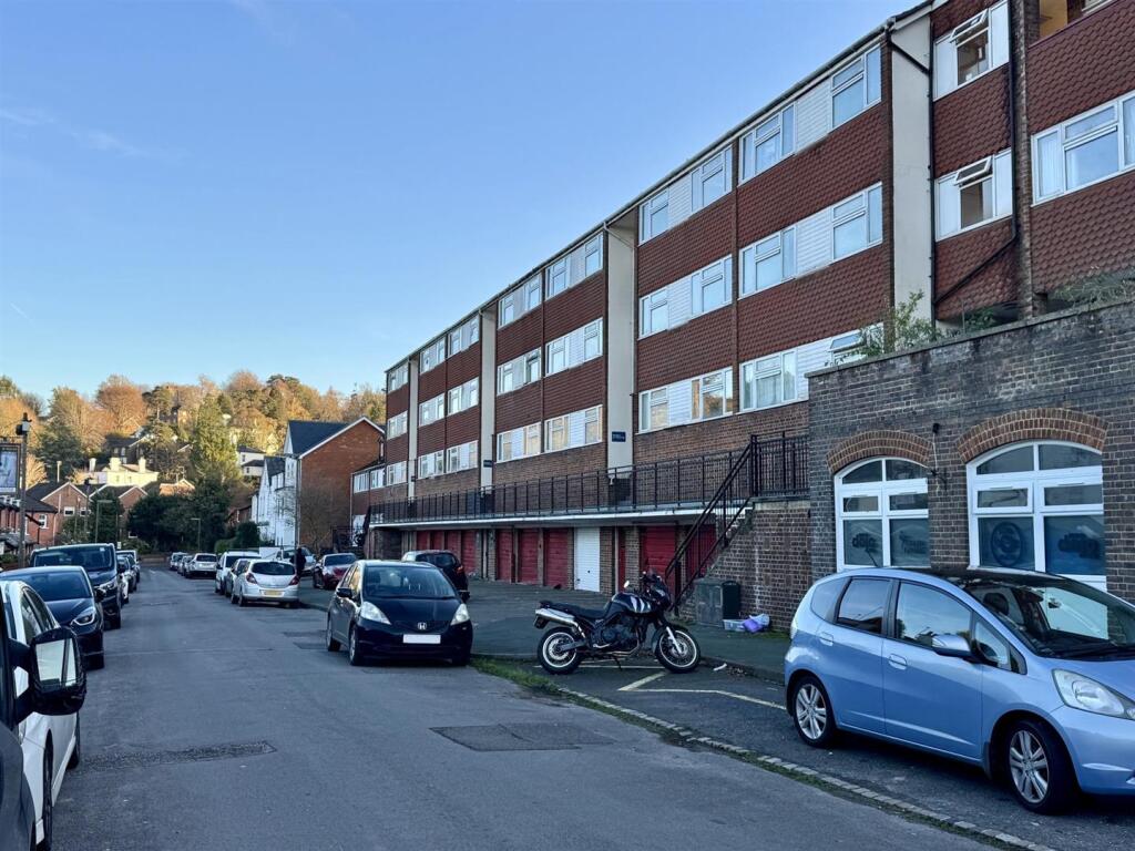 1 bed Apartment for rent in Dorking. From Patrick Gardner - Dorking