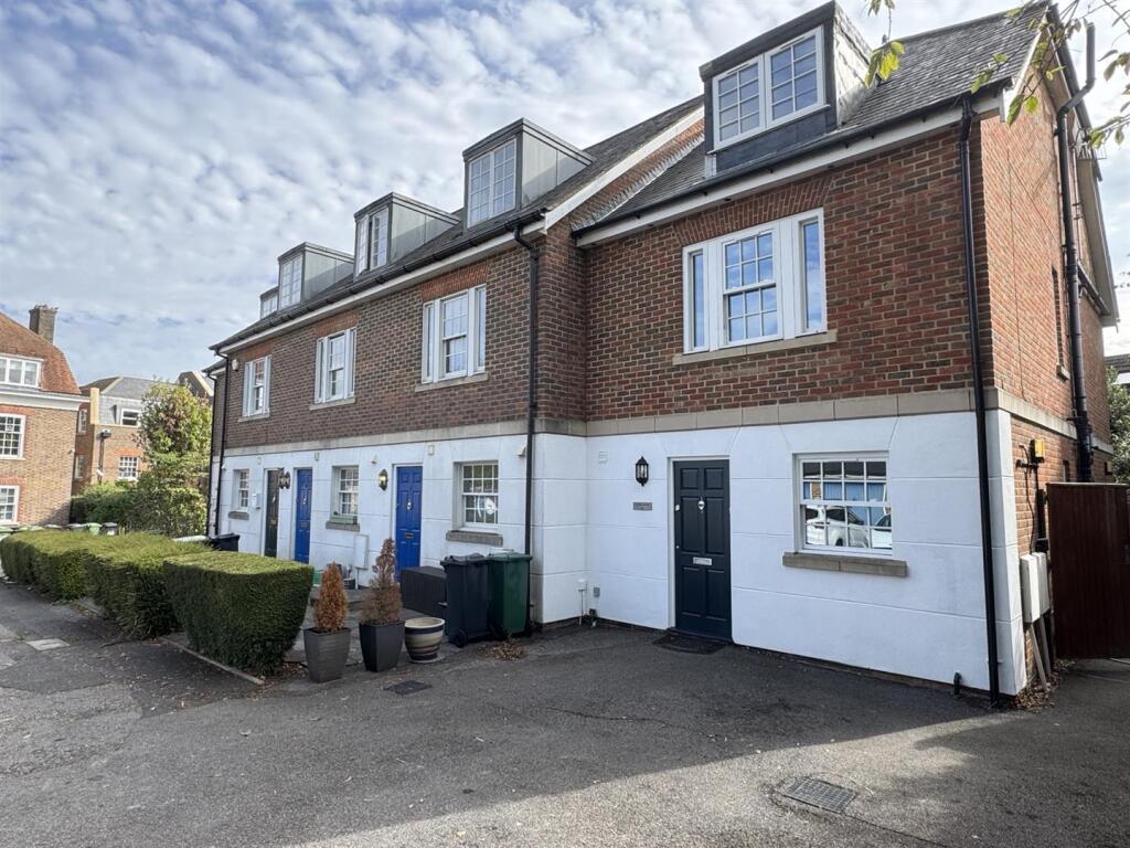 4 bed House (unspecified) for rent in Merstham. From Patrick Gardner - Dorking 4 bed House (unspecified) for rent in Merstham. From Patrick Gardner - Dorking