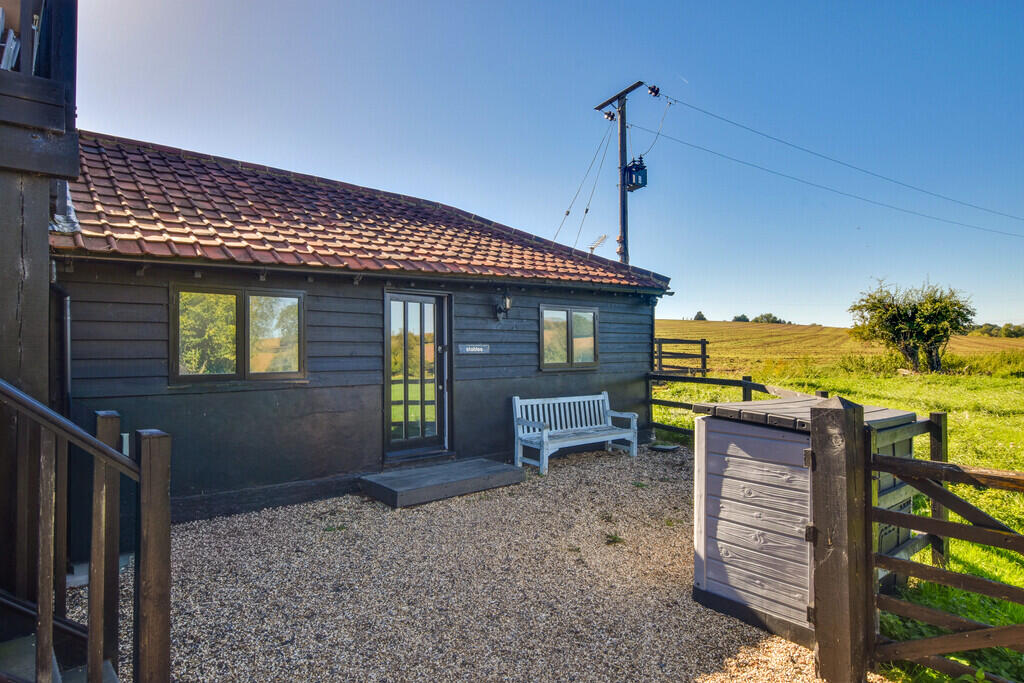 2 bed Barn Conversion for rent in Broxted. From Pestell & Co - Great Dunmow 2 bed Barn Conversion for rent in Broxted. From Pestell & Co - Great Dunmow