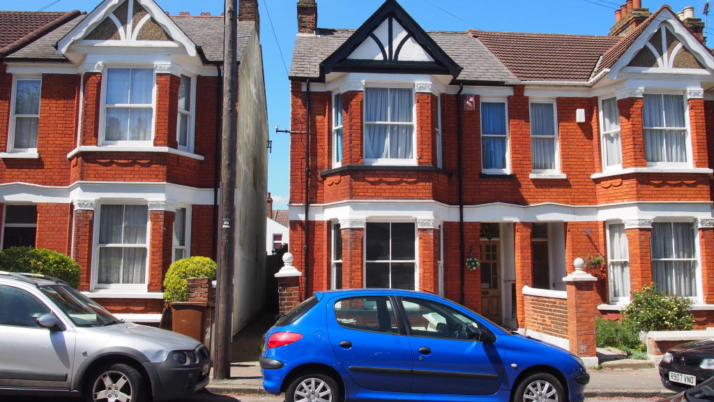 4 bed End of Terrace for rent in Lower Twydall. From Phoenix Property Services - Gillingham