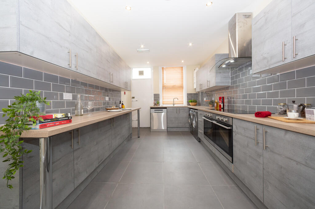 8 bed End of Terrace for rent in Leeds. From Pickard Leeds Limited - Leeds