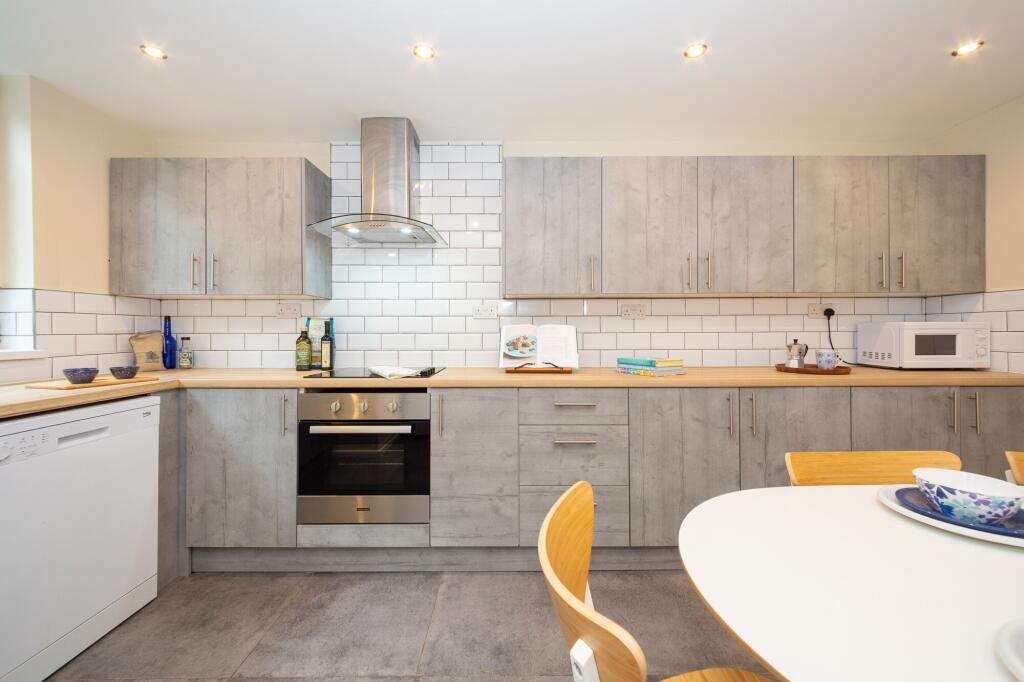 6 bed Mid Terraced House for rent in Leeds. From Pickard Leeds Limited - Leeds