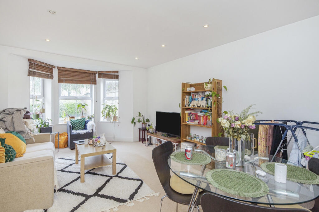 2 bed 1st Floor Flat for rent in Camberwell. From Portico - Dulwich