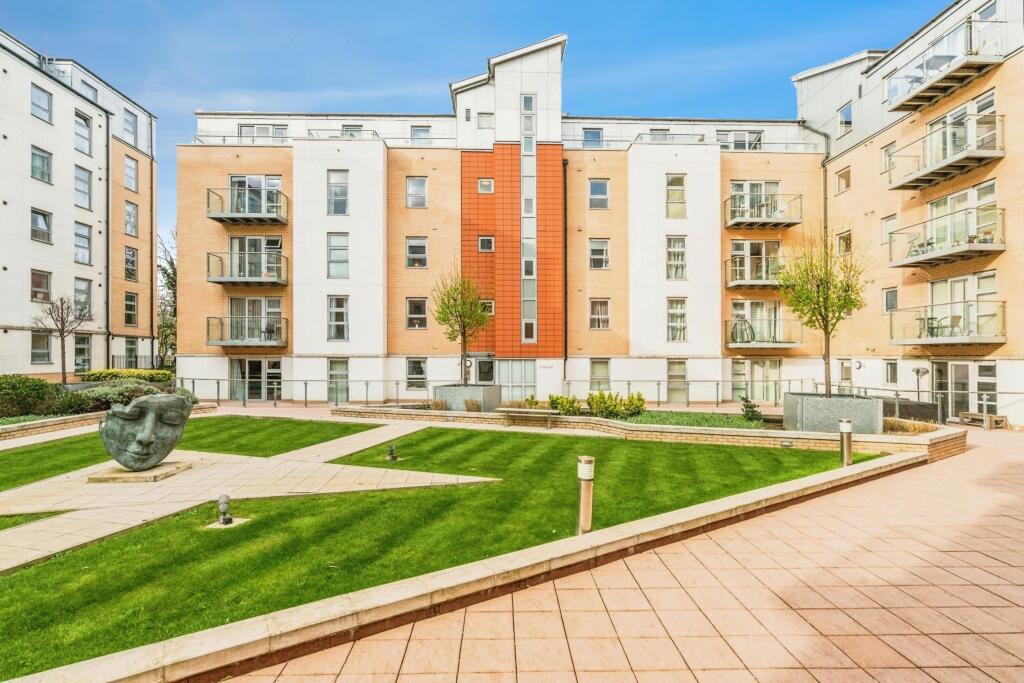 3 bed 1st Floor Flat for rent in London. From Portico - Woodford