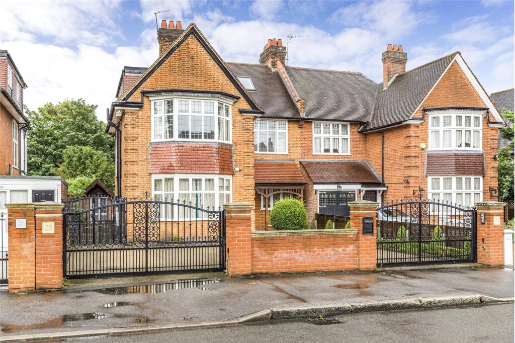 5 bed Detached for rent in London. From Portico - Woodford 5 bed Detached for rent in London. From Portico - Woodford