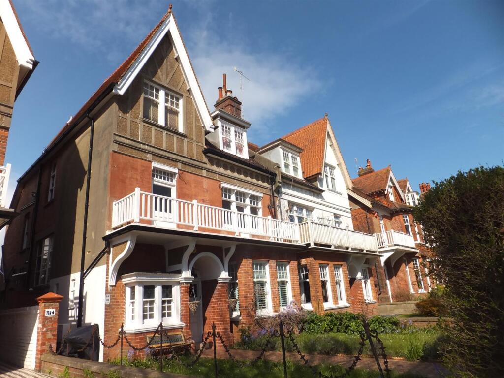 2 bed 1st Floor Flat for rent in Brighton and Hove. From Priors - Hove