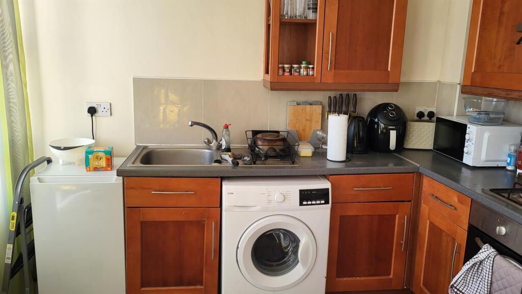 1 bed 1st Floor Flat for rent in Brighton and Hove. From Priors - Hove