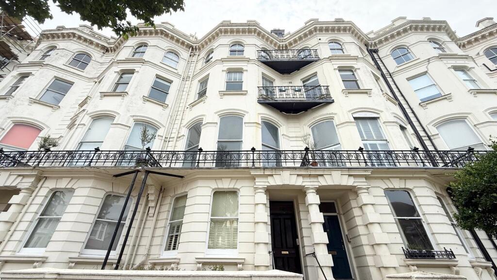 2 bed 1st Floor Flat for rent in Brighton and Hove. From Priors - Hove