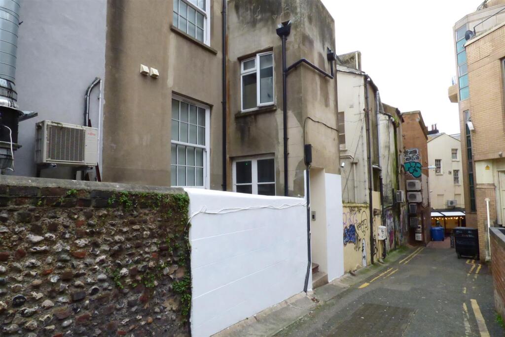 1 bed 1st Floor Flat for rent in Brighton and Hove. From Priors - Hove