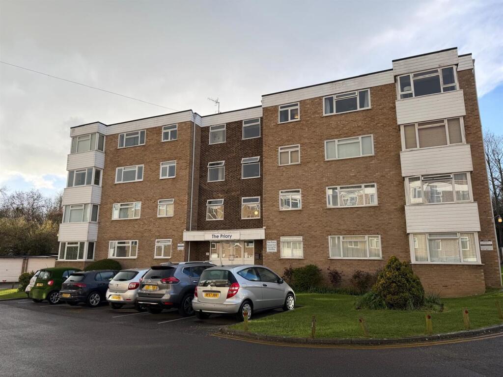 2 bed 1st Floor Flat for rent in Brighton and Hove. From Priors - Hove