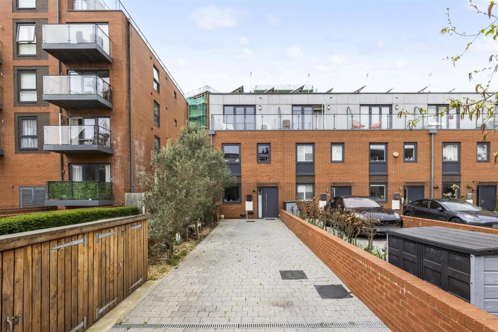 3 bed End of Terrace for rent in Brighton and Hove. From Priors - Hove