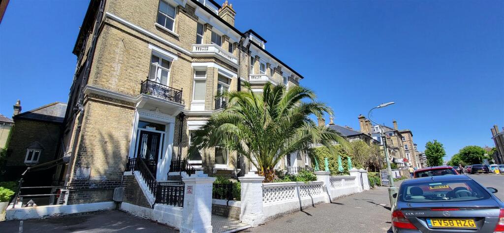4 bed 1st Floor Flat for rent in Brighton and Hove. From Priors - Hove