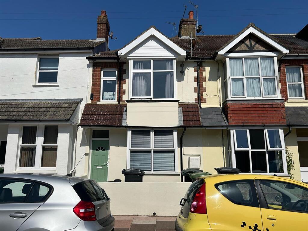 3 bed 1st Floor Flat for rent in Lunsford's Cross. From Priors - Hove
