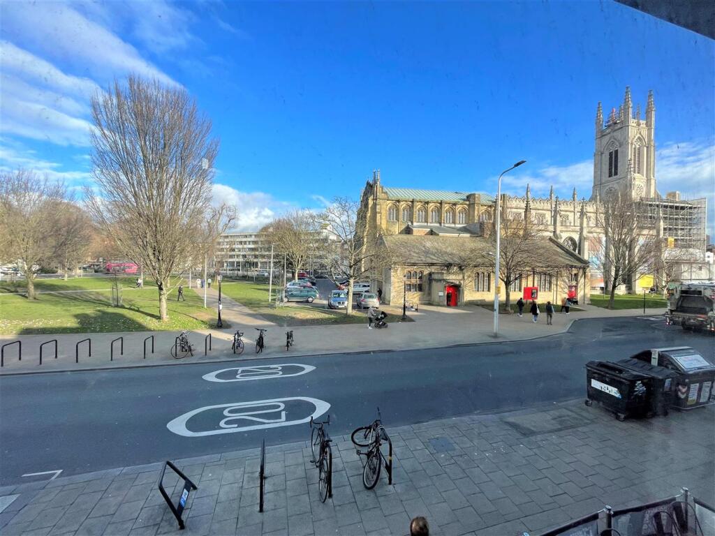 4 bed 1st Floor Flat for rent in Brighton and Hove. From Priors - Hove