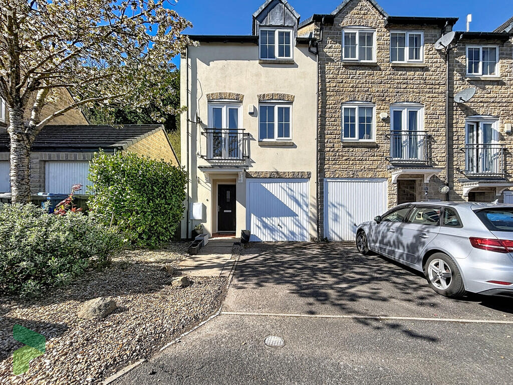 3 bed Town House for rent in Darwen. From Proctors Estate Agency - Darwen