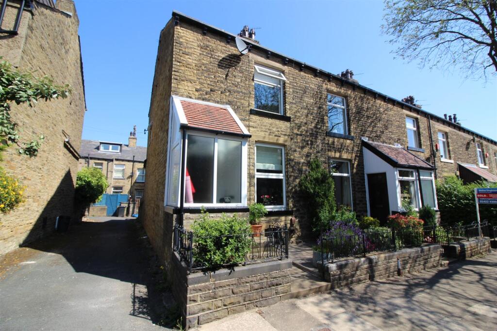 3 bed Mid Terraced House for rent in Halifax. From Property @ Kemp and Co - Halifax
